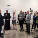 od lewej: p. Wiesław Szyszka, nauczyciel Katolickiego Liceum Sztuk Plastycznych, Dyrektor Katolickiego Liceum Sztuk Plastycznych ks. dr Paweł Kochaniewicz, Kierownik Działu Doskonalenia i Doradztwa MCDN Ośrodka w Nowym Sączu p. Alicja Kolbusz, Wicedyrektor Katolickiego Liceum Sztuk Plastycznych p. Wioletta Bobrowska, Wicedyrektor MCDN ds. Ośrodka w Nowym Sączu p. Zygmunt Fryczek, oraz uczniowie Katolickiego Liceum Sztuk Plastycznych