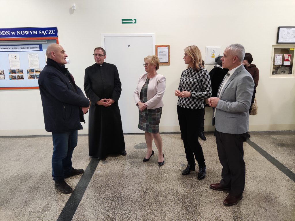 od lewej: p. Wiesław Szyszka, nauczyciel Katolickiego Liceum Sztuk Plastycznych, Dyrektor Katolickiego Liceum Sztuk Plastycznych ks. dr Paweł Kochaniewicz, Kierownik Działu Doskonalenia i Doradztwa MCDN Ośrodka w Nowym Sączu p. Alicja Kolbusz, Wicedyrektor Katolickiego Liceum Sztuk Plastycznych p. Wioletta Bobrowska, Wicedyrektor MCDN ds. Ośrodka w Nowym Sączu p. Zygmunt Fryczek, oraz uczniowie Katolickiego Liceum Sztuk Plastycznych