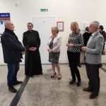 od lewej: p. Wiesław Szyszka, nauczyciel Katolickiego Liceum Sztuk Plastycznych, Dyrektor Katolickiego Liceum Sztuk Plastycznych ks. dr Paweł Kochaniewicz, Kierownik Działu Doskonalenia i Doradztwa MCDN Ośrodka w Nowym Sączu p. Alicja Kolbusz, Wicedyrektor Katolickiego Liceum Sztuk Plastycznych p. Wioletta Bobrowska, Wicedyrektor MCDN ds. Ośrodka w Nowym Sączu p. Zygmunt Fryczek, oraz uczniowie Katolickiego Liceum Sztuk Plastycznych