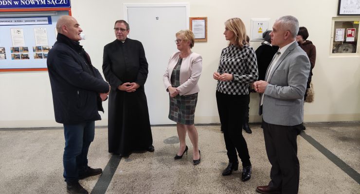 od lewej: p. Wiesław Szyszka, nauczyciel Katolickiego Liceum Sztuk Plastycznych, Dyrektor Katolickiego Liceum Sztuk Plastycznych ks. dr Paweł Kochaniewicz, Kierownik Działu Doskonalenia i Doradztwa MCDN Ośrodka w Nowym Sączu p. Alicja Kolbusz, Wicedyrektor Katolickiego Liceum Sztuk Plastycznych p. Wioletta Bobrowska, Wicedyrektor MCDN ds. Ośrodka w Nowym Sączu p. Zygmunt Fryczek, oraz uczniowie Katolickiego Liceum Sztuk Plastycznych