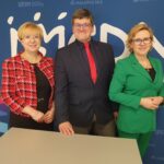 Otwierająca konferencję: Małgorzata Dutka-Mucha oraz prowadzący: Mariusz Stinia i Marta Szałach