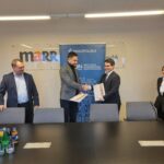 Mariusz Kękuś, Szymon Strzelichowski - wiceprezesi zarządu MARR, dr Łukasz Cieślik - dyrektor MCDN, Barbara Ledwoń - wicedyrektor Ośrodka w Oświęcimiu