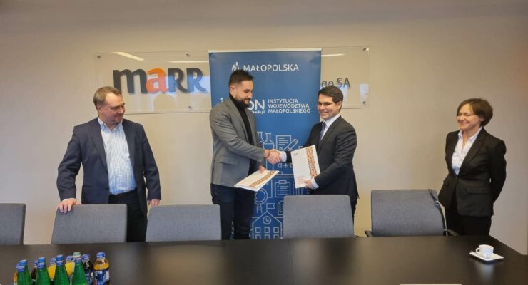 Mariusz Kękuś, Szymon Strzelichowski - wiceprezesi zarządu MARR, dr Łukasz Cieślik - dyrektor MCDN, Barbara Ledwoń - wicedyrektor Ośrodka w Oświęcimiu