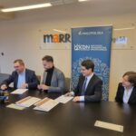 Mariusz Kękuś, Szymon Strzelichowski - wiceprezesi zarządu MARR, dr Łukasz Cieślik - dyrektor MCDN, Barbara Ledwoń - wicedyrektor Ośrodka w Oświęcimiu