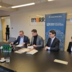 Mariusz Kękuś, Szymon Strzelichowski - wiceprezesi zarządu MARR, dr Łukasz Cieślik - dyrektor MCDN, Barbara Ledwoń - wicedyrektor Ośrodka w Oświęcimiu