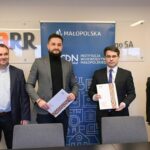 Mariusz Kękuś, Szymon Strzelichowski - wiceprezesi zarządu MARR, dr Łukasz Cieślik - dyrektor MCDN, Barbara Ledwoń - wicedyrektor Ośrodka w Oświęcimiu