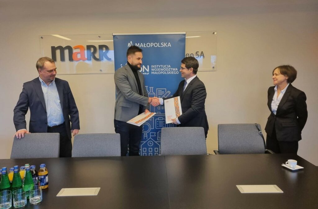 Mariusz Kękuś, Szymon Strzelichowski, - wiceprezesi zarządu MARR, dr Łukasz Cieślik - dyrektor MCDN Barbara Ledwoń - wicedyrektor Ośrodka w Oświęcimiu