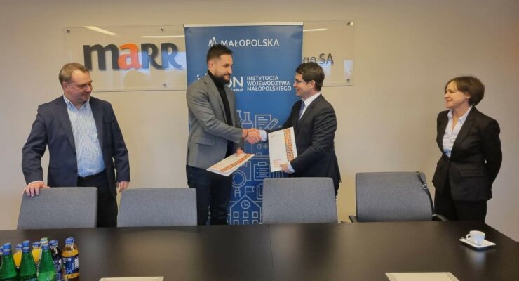 Mariusz Kękuś, Szymon Strzelichowski, - wiceprezesi zarządu MARR, dr Łukasz Cieślik - dyrektor MCDN Barbara Ledwoń - wicedyrektor Ośrodka w Oświęcimiu