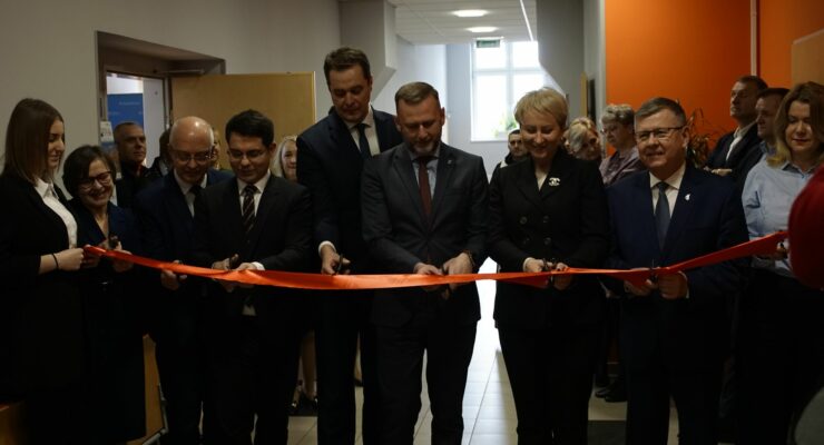 Witold Kozłowski Marszałek Województwa Małopolskiego, Iwona Gibas Członek Zarządu Województwa Małopolskiego, dr Sonia Grychtoł Rektor MUP, Andrzej Skrzypiński Starosta Oświęcimski, Krzysztof Kania Wiceprezydent Miasta Oświęcim, Dariusz Styrna Dyrektor Departamentu Edukacji UMWM oraz dr Łukasz Cieślik Dyrektor MCDN i Barbara Ledwoń, Wicedyrektor MCDN ds. Ośrodka w Oświęcimiu.