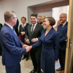 Witold Kozłowski Marszałek Województwa Małopolskiego, dr Łukasz Cieślik Dyrektor MCDN i Barbara Ledwoń, Wicedyrektor MCDN ds. Ośrodka w Oświęcimiu.