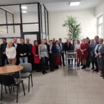 Zdjęcie z Dyrektorami, na którym widać dyr. Z. Fryczka – Obserwujący wystawę uczestnicy seminarium dla dyrektorów szkół „Megatrend w zarządzaniu”