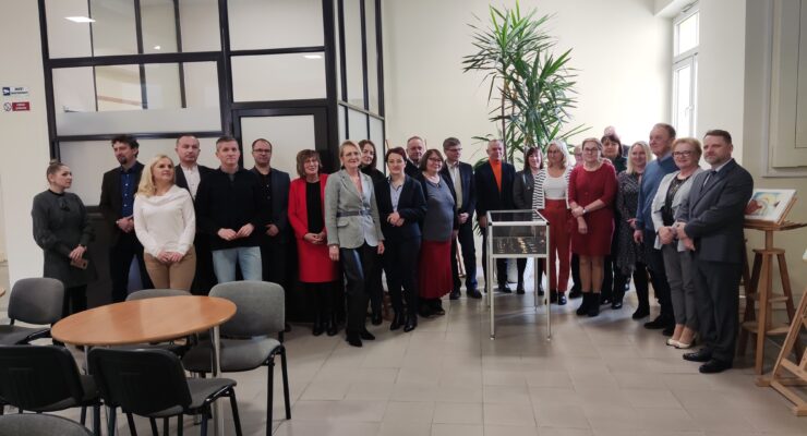 Zdjęcie z Dyrektorami, na którym widać dyr. Z. Fryczka – Obserwujący wystawę uczestnicy seminarium dla dyrektorów szkół „Megatrend w zarządzaniu”