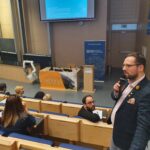 Uczestnicy i dr Karol Dudek-Różycki podczas prelekcji