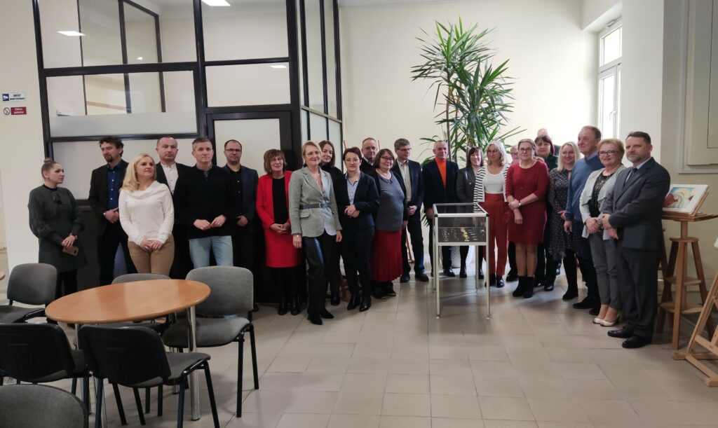 Zdjęcie z Dyrektorami, na którym widać dyr. Z. Fryczka – Obserwujący wystawę uczestnicy seminarium dla dyrektorów szkół „Megatrend w zarządzaniu”