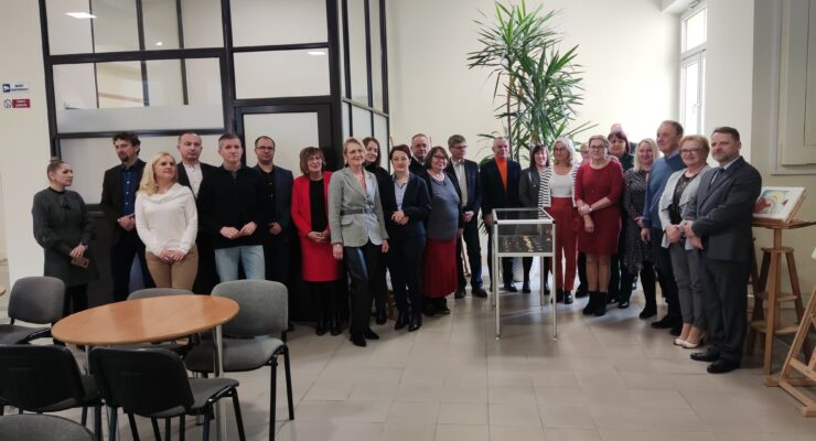 Zdjęcie z Dyrektorami, na którym widać dyr. Z. Fryczka – Obserwujący wystawę uczestnicy seminarium dla dyrektorów szkół „Megatrend w zarządzaniu”