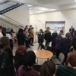 Zdjęcie z uczniami – Uczniowie Katolickiego Liceum Sztuk Plastycznych im. bł. P.J. Frassati w Nowym Sączu oraz ks. Dyrektor dr Paweł Kochaniewicz, wicedyrektor ds. Ośrodka w Nowym Sączu Zygmunt Fryczek, kierownik DDD Alicja Kolbusz