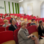 widownia w sali konferencyjnej podczas konferencji. Na pierwszym planie Małgorzata Dutka-Mucha, vice-dyrektor Małopolskiego Centrum Doskonalenia Nauczycieli