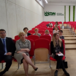 widownia w sali konferencyjnej. Na pierwszym planie dr Łukasz Cieślik – dyrektor Małopolskiego Centrum Doskonalenia Nauczycieli, Małgorzata Dutka-Mucha – vice-dyrektor Małopolskiego Centrum Doskonalenia Nauczycieli oraz dr Aldona Guzik z Uniwersytetu Pedagogicznego