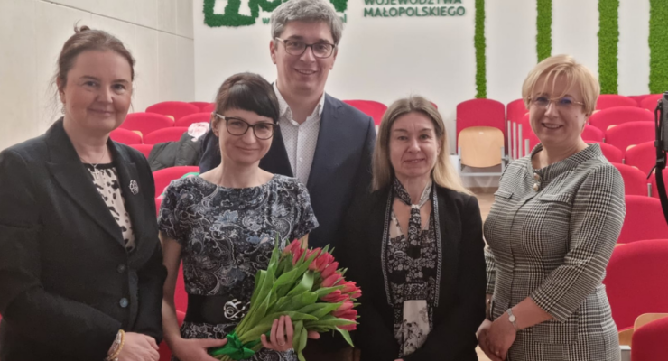 prelegenci konferencji: prof. Małgorzata Bogunia-Borowska, dr Joanna Rzońca, dr Łukasz Tomczyk, dr Aldona Guzik oraz vice-dyrektor Małopolskiego Centrum Doskonalenia Nauczycieli Małgorzatka Dutka-Mucha w sali konferencyjnej