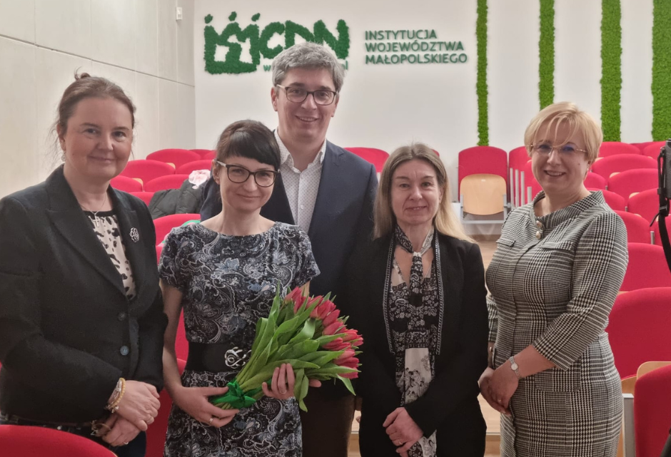prelegenci konferencji: prof. Małgorzata Bogunia-Borowska, dr Joanna Rzońca, dr Łukasz Tomczyk, dr Aldona Guzik oraz vice-dyrektor Małopolskiego Centrum Doskonalenia Nauczycieli Małgorzatka Dutka-Mucha w sali konferencyjnej