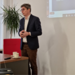 dr Łukasz Tomczyk z Instytutu Pedagogiki Uniwersytetu Jagiellońskiego podczas wystąpienia