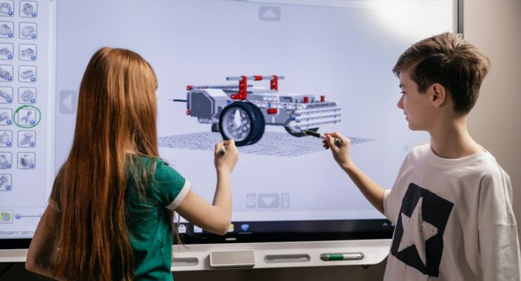 Grafika przedstawiająca dziewczynkę i chłopca pracujących na ekranie.