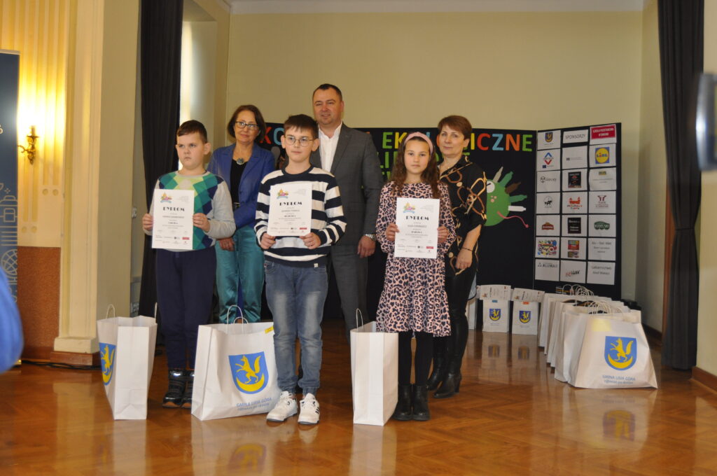 Laureaci trzech pierwszych miejsc w kategorii IV - VIII, Dyr. GOKu Magdalena Siedlik, Wójt gminy Lisia Góra Arkadiusz Mikuła, Sołtys Śmigna Renata Sadowy