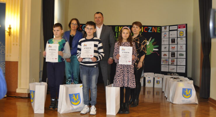 Laureaci trzech pierwszych miejsc w kategorii IV - VIII, Dyr. GOKu Magdalena Siedlik, Wójt gminy Lisia Góra Arkadiusz Mikuła, Sołtys Śmigna Renata Sadowy