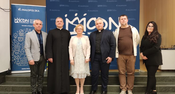 prelegenci i organizatorzy na wspólnej fotografii po zakończeniu konferencji