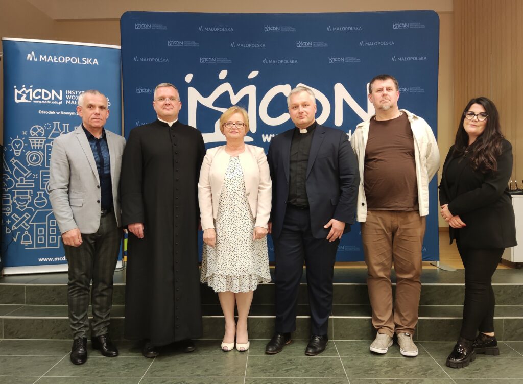 prelegenci i organizatorzy na wspólnej fotografii po zakończeniu konferencji