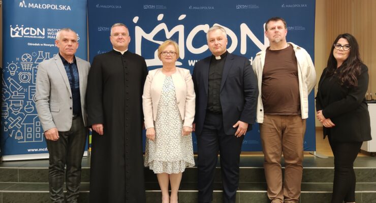 prelegenci i organizatorzy na wspólnej fotografii po zakończeniu konferencji