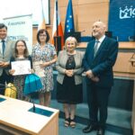 R. Kosowski, H. Cimer, prof. J.T. Duda i laureat konkursu wraz z opiekunem