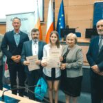 R. Kosowski, H. Cimer, prof. J.T. Duda i laureat konkursu wraz z opiekunem