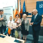 R. Kosowski, H. Cimer, prof. J.T. Duda i laureat konkursu wraz z opiekunem