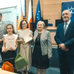 R. Kosowski, H. Cimer, prof. J.T. Duda i laureat konkursu wraz z opiekunem