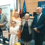 R. Kosowski, H. Cimer, prof. J.T. Duda i laureat konkursu wraz z opiekunem