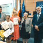R. Kosowski, H. Cimer, prof. J.T. Duda i laureat konkursu wraz z opiekunem