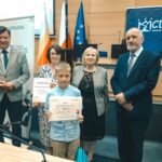 R. Kosowski, H. Cimer, prof. J.T. Duda i laureat konkursu wraz z opiekunem