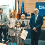 R. Kosowski, H. Cimer, prof. J.T. Duda i laureat konkursu wraz z opiekunem