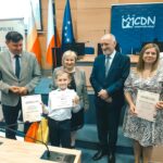 R. Kosowski, H. Cimer, prof. J.T. Duda i laureat konkursu wraz z opiekunem