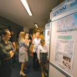 Rodzice i dzieci oglądający wystawę prac konkursowych.