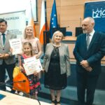 R. Kosowski, H. Cimer, prof. J.T. Duda i laureat konkursu wraz z opiekunem