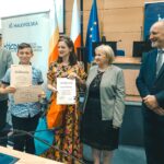 R. Kosowski, H. Cimer, prof. J.T. Duda i laureat konkursu wraz z opiekunem