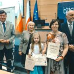 R. Kosowski, H. Cimer, prof. J.T. Duda i laureat konkursu wraz z opiekunem