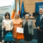 R. Kosowski, H. Cimer, prof. J.T. Duda i laureat konkursu wraz z opiekunem