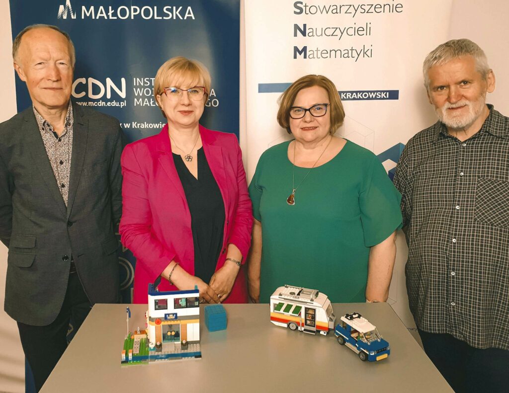 uczestniczy konferencji