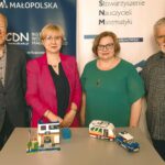 uczestniczy konferencji