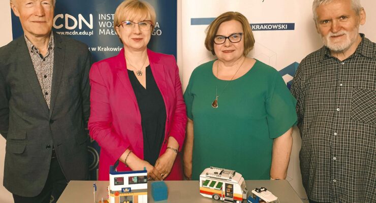 uczestniczy konferencji