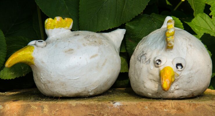 ceramika przedstawiająca kurczaki w otoczeniu liści