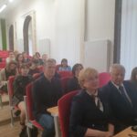 W pierwszym rzędzie: Małgorzata Dutka - Mucha wicedyrektor MCDN ds. Ośrodka w Krakowie, dr. Bronisław Pabich. W drugim rzędzie: Bartłomiej Kocurek Dyrektor Centrum Młodzieży im. dr. H. Jordana I Marta Rajek. W dalszych rzędach uczestnicy konferencji